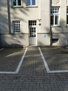 Behinderteneingang und -parkplatz